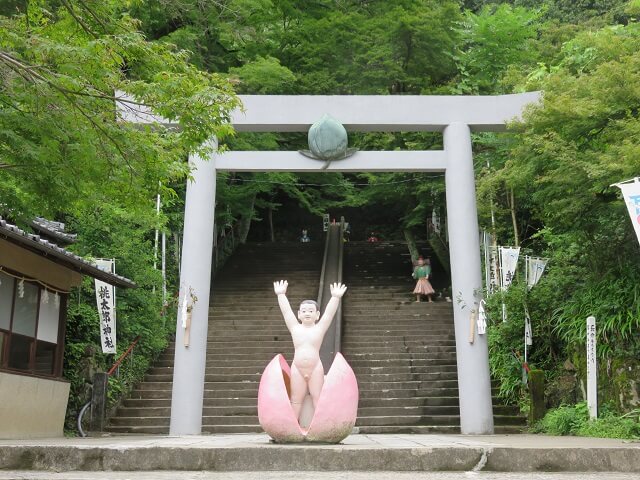 愛知県犬山市の桃太郎神社の第2の鳥居下に立つ桃太郎