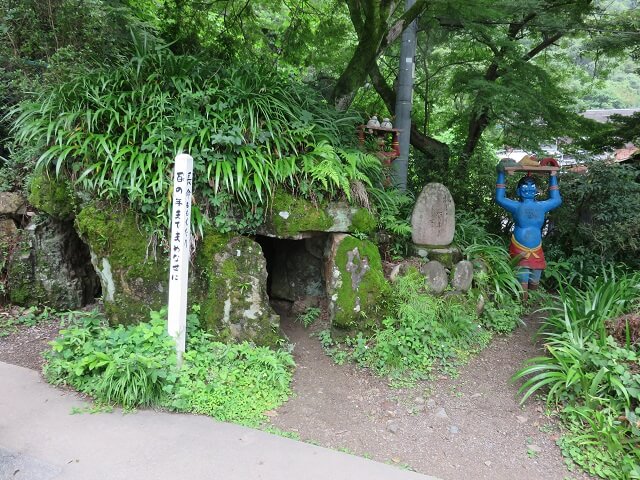 愛知県犬山市の桃太郎神社内の桃くぐり岩