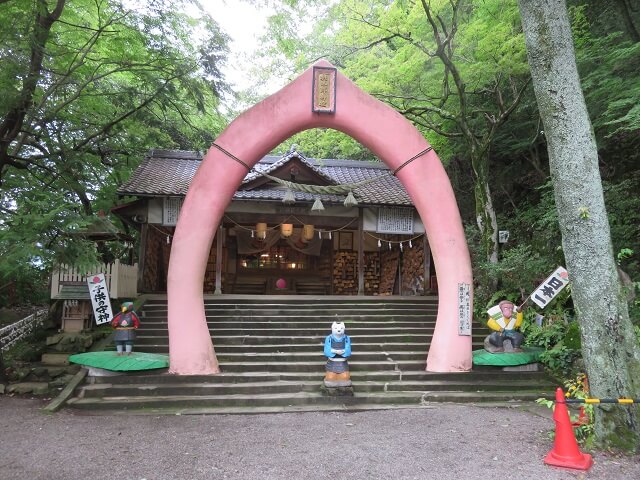 愛知県犬山市の桃太郎神社の桃型鳥居