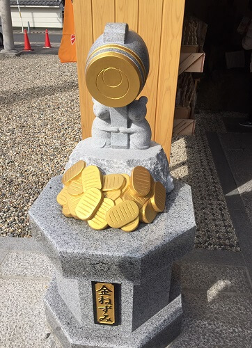名古屋山田天満宮の金神社前にある金ねずみのモニュメント