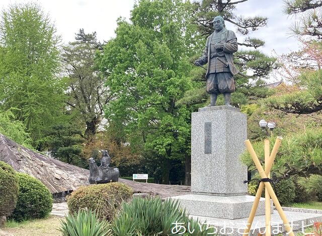 岡崎城の家康像