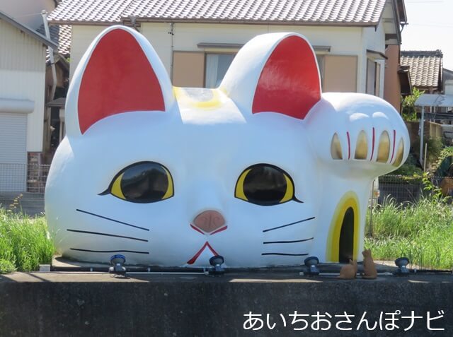 愛知県常滑市の巨大招き猫とこにゃん