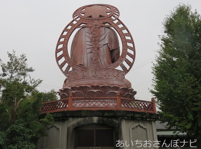 愛知県西尾市聖福寺の刈宿の大仏さまの後ろ姿