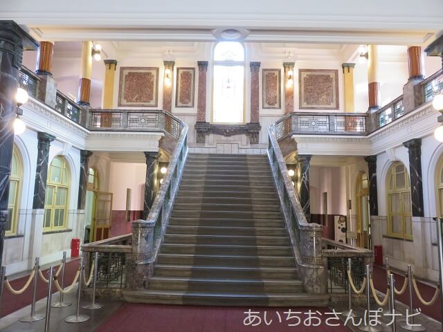 名古屋市市政資料館の中央階段