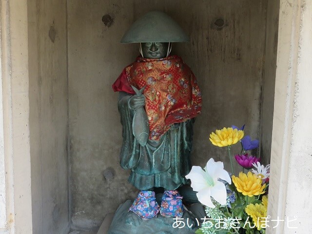 愛知県日間賀島のサバを持つ弘法大師像