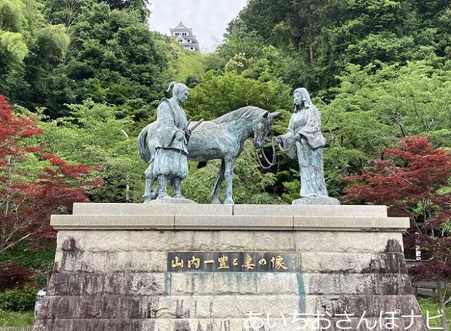 岐阜県郡上八幡城のふもとにある山内一豊と妻の像