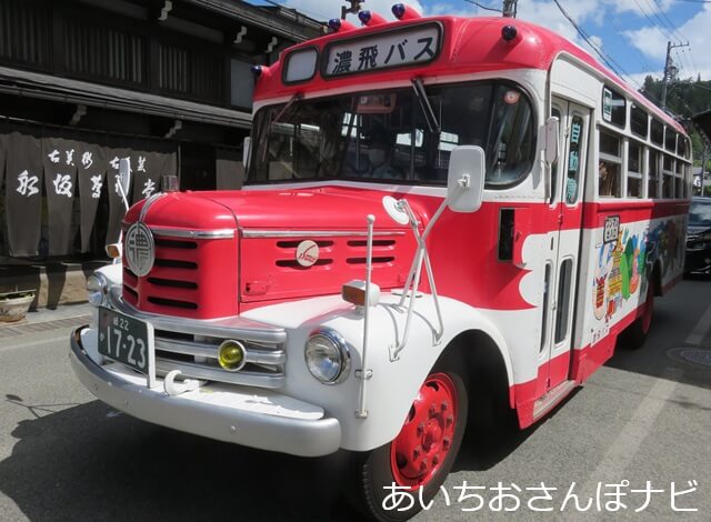 高山を走るバス